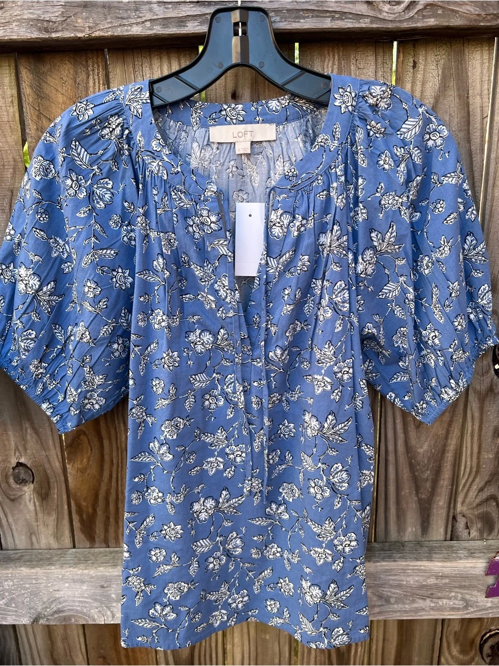 👗LOFT Blue Floral Puff-Sleeve Women's Top